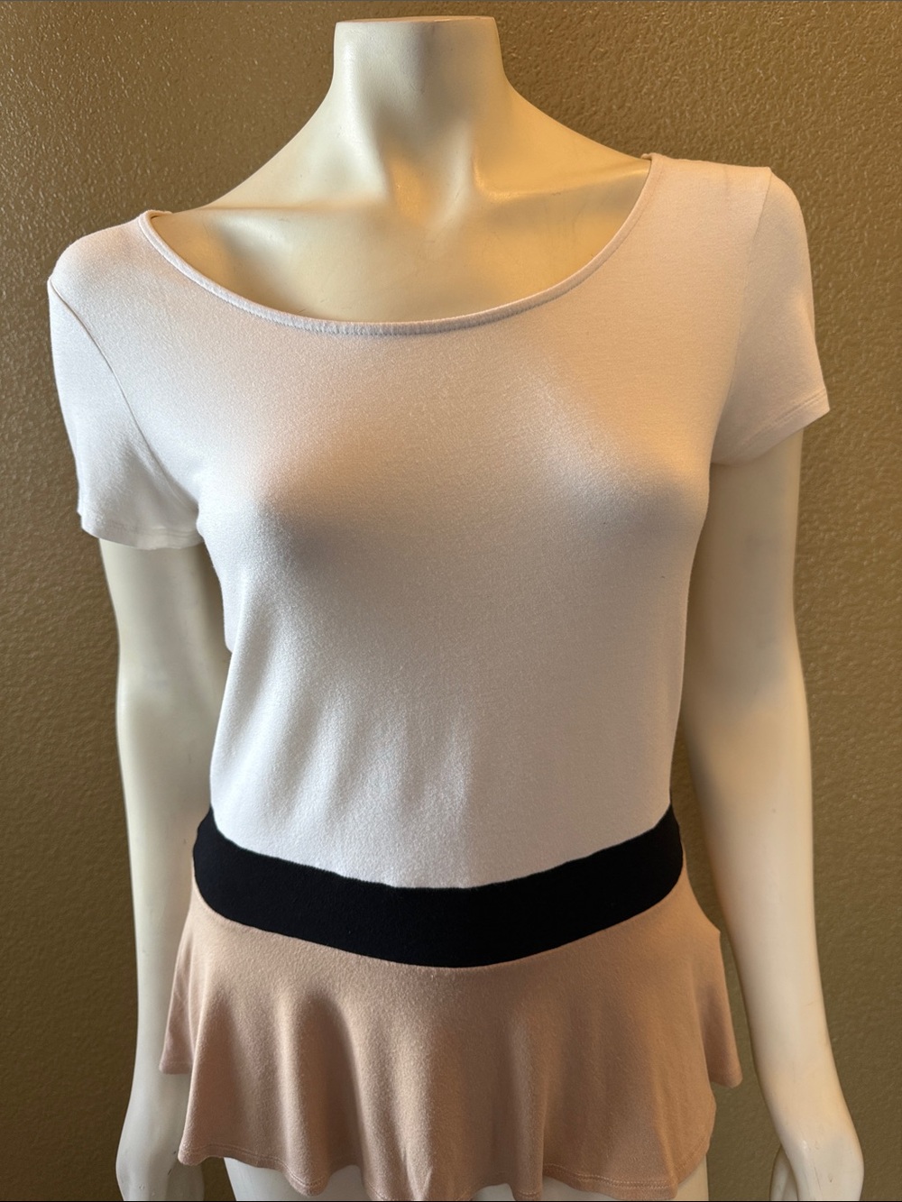 Elle Scoop Neck Short Sleeve Top in White, Black & Tan